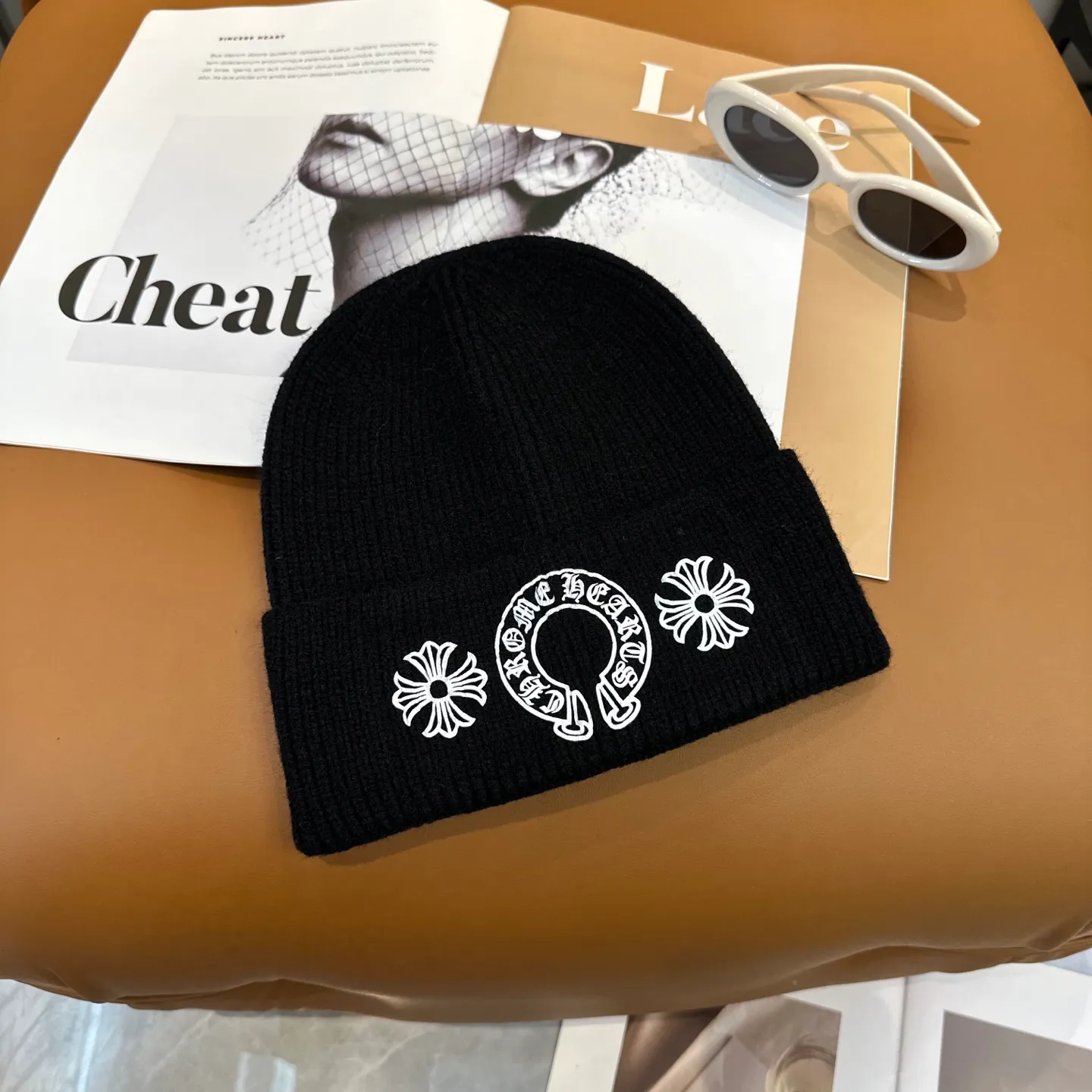 P70 🤍Chrome hearts new autumn and winter cross knitted hat🧶 One of the must-have hats in autumn and winter~ It really looks good on whoever wears it~, it is also a perfect match in black and white and gray in autumn~